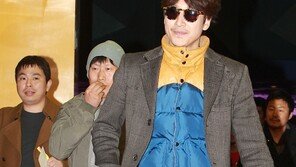 [포토] 이선균, 코트 안에 패딩? 난감한 패션 센스
