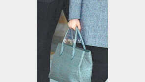 “마주보면 대립으로 비칠라”  나란히 앉게 좌석 배치