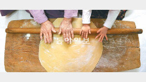 [포토 에세이]“할머니, 저도 할게요”