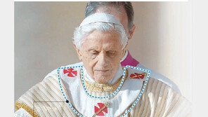 [교황 베네딕토 16세 사임]‘자진 사임 교황’ 전례없어 예우 고심… 수도원서 여생 보낼듯