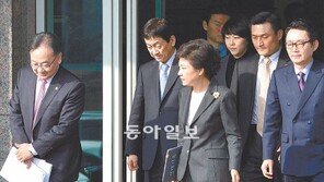 결재서류 든 朴당선인