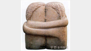 [우먼 동아일보 컬처]이지현의 아주 쉬운 예술이야기  한 몸처럼 꼭 껴안은 청춘 남녀… 브랑쿠시 ‘입맞춤’