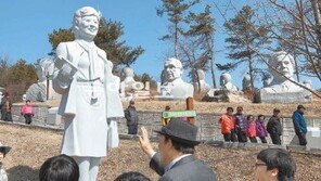 [충북]음성 큰바위공원의 朴대통령 조각상
