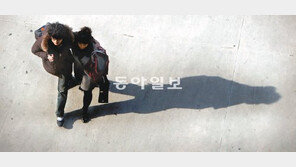 [포토 에세이]요즘 세상엔, 어깨동무가 필요해