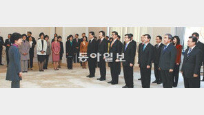 부인들 보는 앞에서… 장관 13명에 임명장 수여