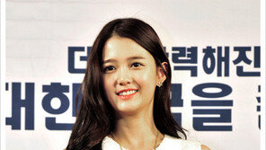 [우먼 동아일보 스타 뷰티] 순백의 화이트 룩을 빛낸 남보라의 레드 볼륨 립 연출법!