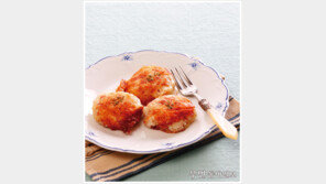 [우먼 동아일보 한그릇 요리] 쭈욱~늘어나는 치즈가 일품! ‘베이컨 치즈 주먹밥구이’