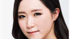 [우먼 동아일보 뷰티 TV] 메이크업 아티스트 이용선의 교정 메이크업 레슨 ② 밋밋한 눈매를 변신시키는 딥 그라데이션 노하우!