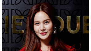 [우먼 동아일보] 고혹적인 매력, 아이비의 레드 원 포인트 메이크업 노하우!