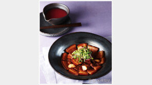 [우먼 동아일보] 향긋한 소스에 반하는 ‘복분자소스 삼겹살조림’