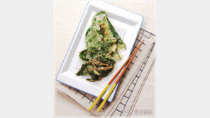 [우먼 동아일보] 향긋한 깻잎 옷 입은 ‘고등어깻잎전’