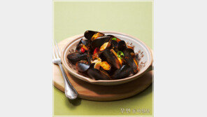 [우먼 동아일보] 나른한 입맛을 깨우는 ‘매운 홍합볶음’