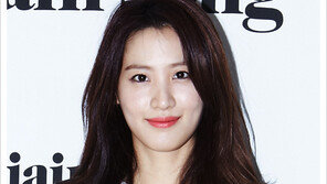 [우먼 동아일보] 절제된 매력! 김수현의 ‘모던 내추럴 메이크업’