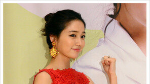 [우먼 동아일보] 물기를 머금은 듯 촉촉~이민정의 ‘수분 가득 메이크업’ 연출법!