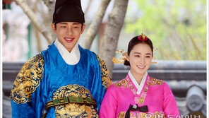 [우먼 동아일보] 유아인 “숙종 역할 답답” vs 김태희 “장옥정 악녀 변신 만족” …캐릭터에 대한 상반된 입장