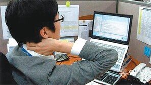 [헬스&뷰티/김재훈의 척추 이야기]<7>목 뻐근하고 팔 저리면 목디스크 의심해야