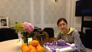 김연아, 팬 감사 인증샷 공개…트레이닝복만 입어도 ‘청순미모