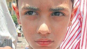 타흐리르 광장의 12세 소년 “나는 자유로운 새… 죽을 각오”