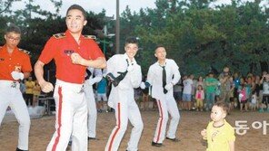 [강원]‘군복 아이돌’에 경포해변이 들썩