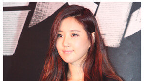 [우먼 동아일보] What a chic! 김사랑표 누드 그레이 스모키 따라잡기