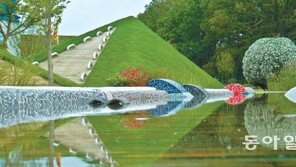 디자이너 황지해 “한땀 한땀 어머니 바느질처럼… 한국의 풀로 한국美 수놓았죠”