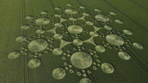 '미스터리 서클' 정체는...특수 인공위성 레이저? UFO 작품?