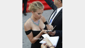 스칼렛 조핸슨, 가슴노출 파격 패션 ‘눈 둘 곳 없네’