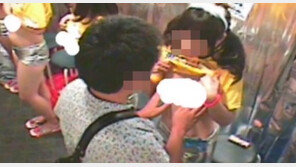 여배우들 “가슴 만지고 가세요” 속옷 벗고 한줄로…