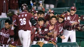 [포토] 이성열, 동료들의 열화 같은 환영 ‘하이파이브’