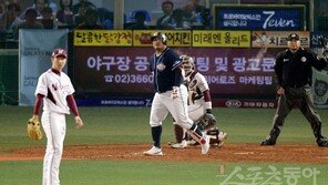 [포토] ‘두산-넥센 준PO 5차전’ 대타 최준석, 강윤구 상대로 솔로포 ‘쾅’