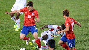 [포토] ‘한국 말리 평가전’ 김보경, 말리 선수 태클 잽싸게 피해 공격