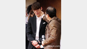[SD포토] ‘친구2’ 김광규, 김우빈 볼 꼬집으며 ‘느그 아버지 뭐하시노?’