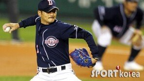 [포토] ‘두산-LG PO 2차전’ 이재우 ‘팀의 승리를 향해!’