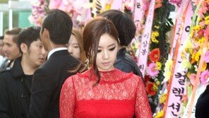 [포토] 홍수아, 멀리서도 시선집중 ‘섹시한 레드 시스루’