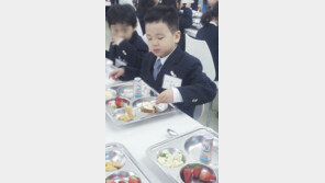 윤후 교복 사진, 과거 급식 먹방도 화제 “오동통 볼살, 귀요미”