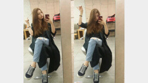 수지 거울 셀카 “머리카락이 푸석푸석”…“뚱한 표정도 귀여워”
