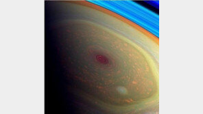 토성 육각형 구름 “허리케인보다 빠른 소용돌이”