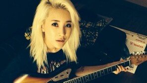 서인영, 망사 스타킹에 하의실종 패션…‘아찔’