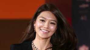 [SD포토] ‘SIA’ 수영, 레드카펫 밝히는 환한 미소