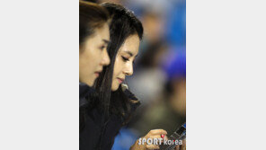 [포토] 이송정, 빛나는 미모 과시하며 남편 이승엽 응원