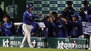 [포토] ‘한국시리즈 5차전’ 이승엽, 동료들의 열화같은 환영