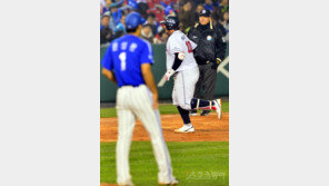 [포토] ‘한국시리즈 5차전’ 최준석 홈런 ‘당당한 발걸음’