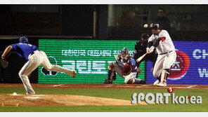 [포토] ‘한국시리즈 5차전’ 최준석, 시원한 솔로포 ‘딱 맞았어!’