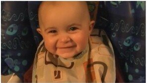 엄마 노래에 감격한 아기 ‘감정 차올라 눈물 뚝뚝’