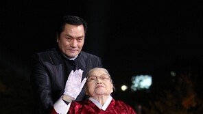 [포토] ‘대종상영화제 공로상’ 원로배우 황정순, 휠체어 타고 레드카펫 밟아