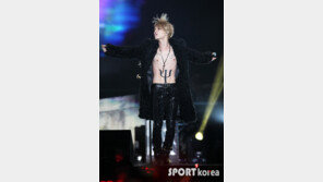 [포토] JYJ 김재중 아시아 투어,  화끈한 복근 노출 ‘女心 초토화!’
