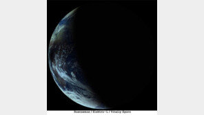 우주에서 본 일식 장면 “하이브리드 일식, 159년뒤에 찾아올 것”