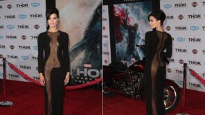 ‘토르’ 제이미 알렉산더, 역대급 노출 패션 “그곳까지…헉!”