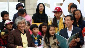 어린이들에게 동화책 읽어주는 박원순시장