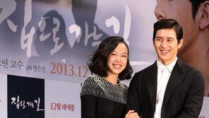 [동아포토] 전도연-고수, 팔짱에 미소까지 ‘무결점 비주얼’